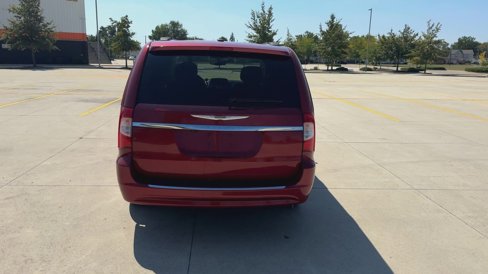 Used 2016 Chrysler Town & Country Touring-L image 7