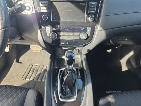 Used 2020 Nissan Rogue SV image 11