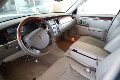 Used 2005 Lincoln Town Car Signature Limited image 11