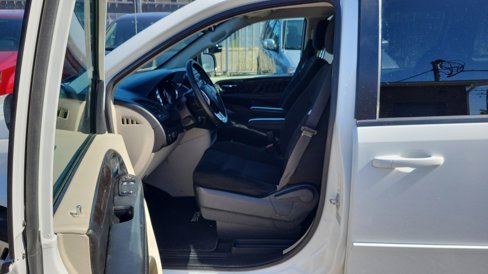 Used 2017 Dodge Grand Caravan SE w/ UConnect Hands-Free Group image 16