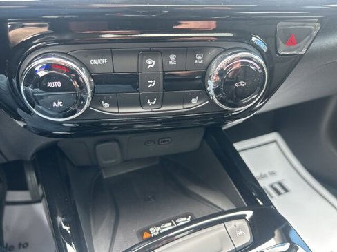 New 2025 Chevrolet Trax ACTIV w/ Sunroof Package image 16