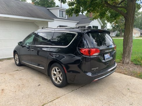 Used 2019 Chrysler Pacifica Limited w/ Advanced Safetytec Group image 3