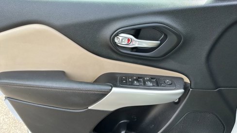 Used 2017 Jeep Cherokee Limited image 9
