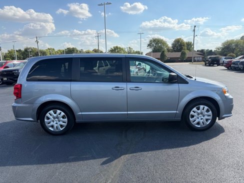Used 2018 Dodge Grand Caravan SE w/ UConnect Hands-Free Group image 5