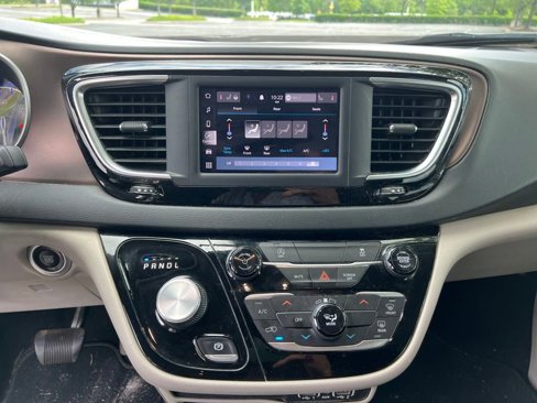 Used 2022 Chrysler Voyager LX image 25