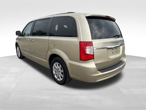 Used 2011 Chrysler Town & Country Touring-L image 4