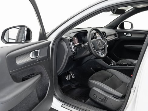 Used 2022 Volvo XC40 P8 Recharge Plus image 7