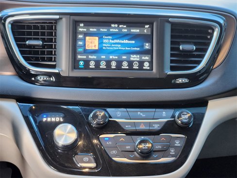 Used 2018 Chrysler Pacifica Touring-L image 22