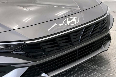 Certified 2025 Hyundai Elantra SE image 28