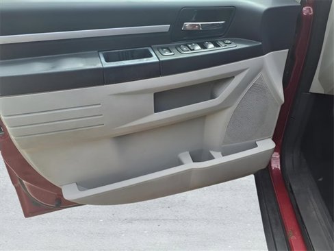 Used 2010 Dodge Grand Caravan SE image 13