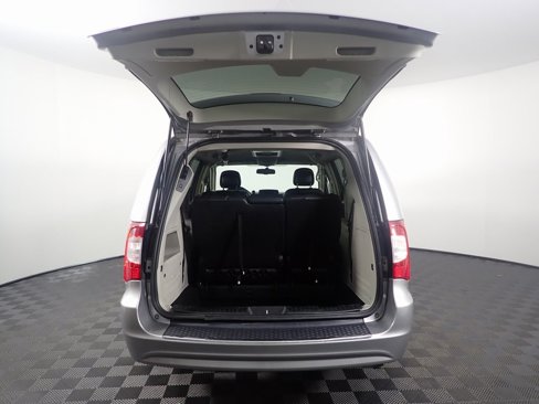 Used 2016 Chrysler Town & Country Touring image 12
