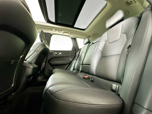 Used 2022 Volvo XC60 B5 Momentum w/ Advanced Package image 23