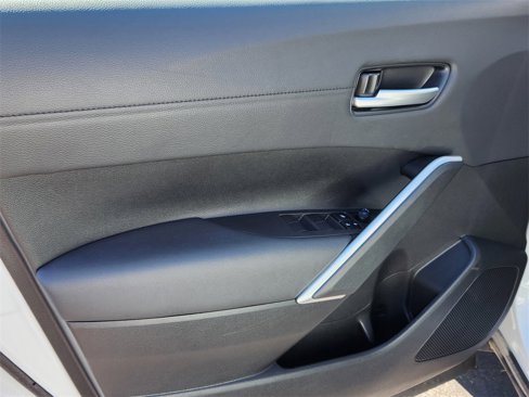 Used 2022 Toyota Corolla Cross XLE image 6