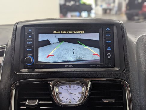 Used 2016 Chrysler Town & Country Touring w/ Driver Convenience Group image 19
