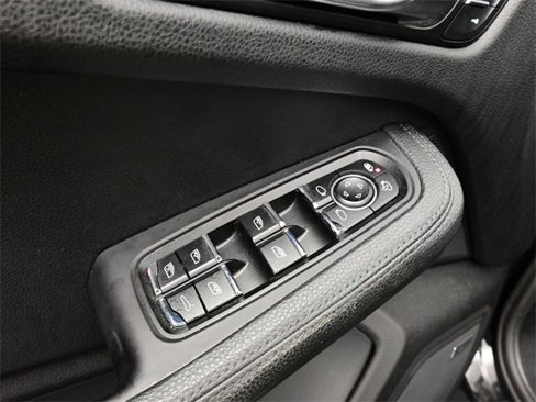 Certified 2021 Porsche Macan image 8