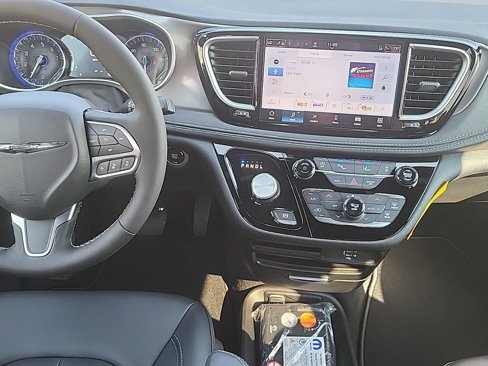 New 2026 Chrysler Pacifica Select image 13