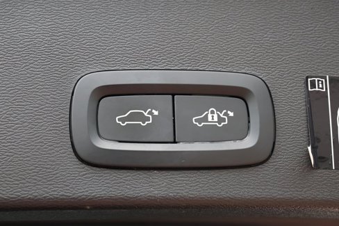 Used 2022 Volvo XC40 T5 Momentum image 37