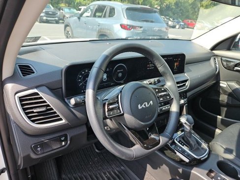 Used 2025 Kia Seltos SX w/ SX Sunroof Package image 9
