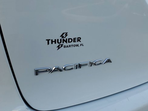 Used 2023 Chrysler Pacifica Limited image 10