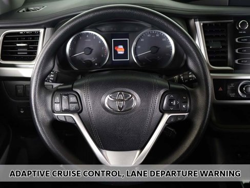Used 2019 Toyota Highlander LE image 3