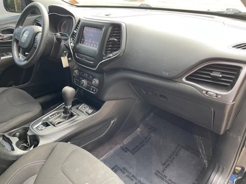 Used 2019 Jeep Cherokee Latitude w/ Popular Appearance Group image 17