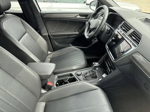Used 2022 Volkswagen Tiguan SE R-Line image 3