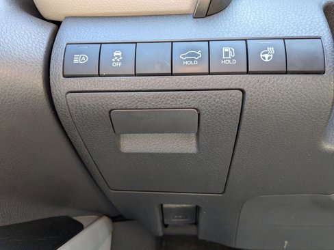 Used 2020 Toyota Camry SE w/ Cold Weather Package image 17