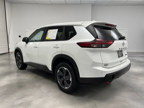 Used 2024 Nissan Rogue SV image 5