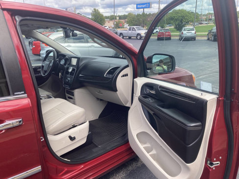Used 2013 Chrysler Town & Country Touring-L w/ Premium Group image 26