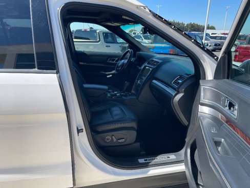 Used 2017 Ford Explorer Platinum image 30