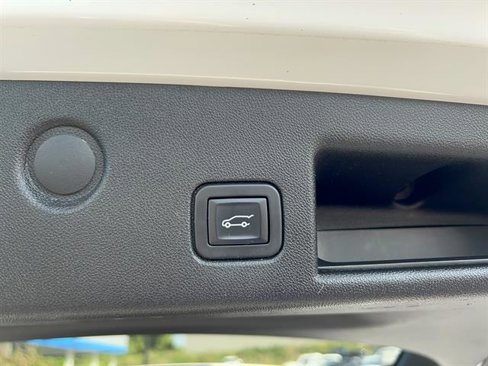 Used 2018 Chevrolet Equinox LT image 10
