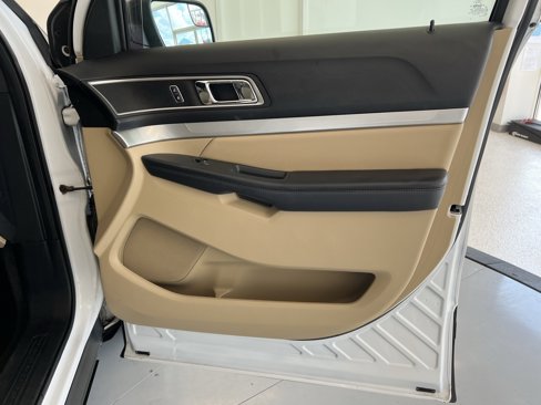 Used 2017 Ford Explorer XLT image 30