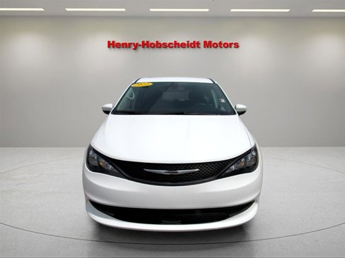 Used 2022 Chrysler Voyager LX image 3