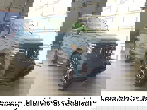 Certified 2025 Volvo XC40 B5 Core image 1