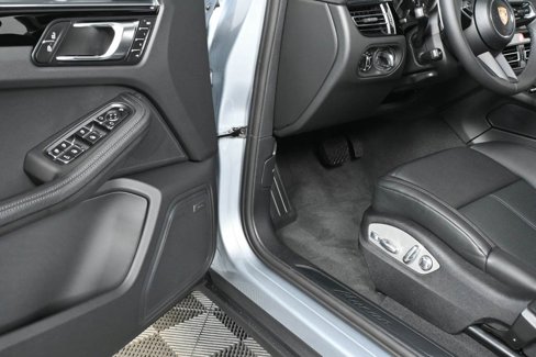 Certified 2025 Porsche Macan image 7