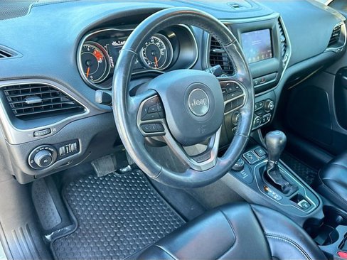 Used 2019 Jeep Cherokee Latitude Plus w/ Cold Weather Group image 9