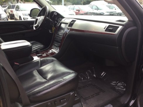 Used 2011 Cadillac Escalade ESV Premium image 18