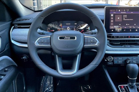 New 2025 Jeep Compass Latitude image 11