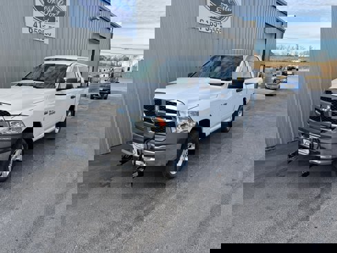 Used 2014 RAM 1500 4x4 Crew Cab w/ Exterior Appearance Group image 2