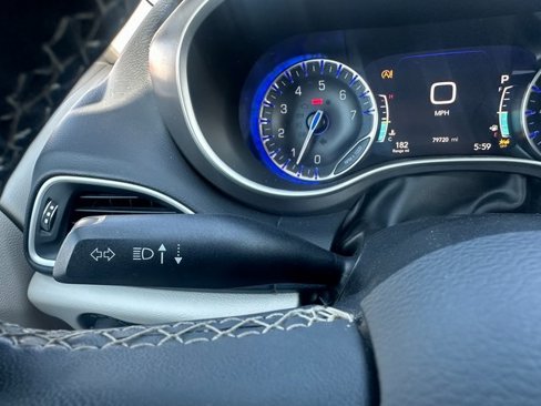 Used 2022 Chrysler Pacifica Touring-L image 35