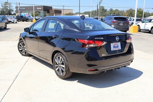 Used 2021 Nissan Versa SV image 2