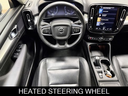 Used 2021 Volvo XC40 T5 Momentum image 2