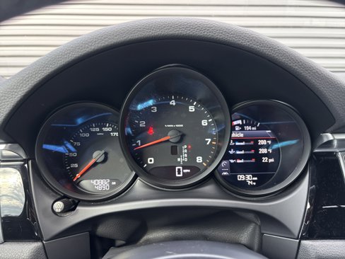 Certified 2018 Porsche Macan image 16