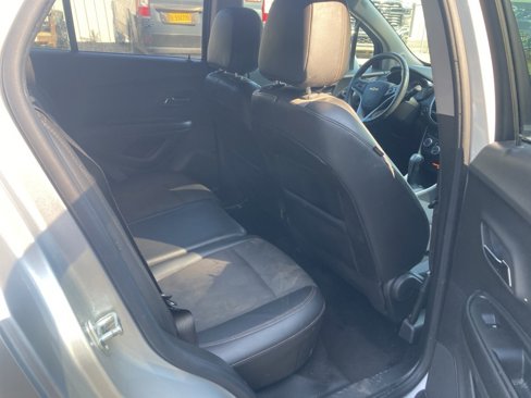 Used 2022 Chevrolet Trax LT w/ LT Convenience Package image 8