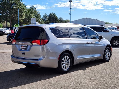 Used 2018 Chrysler Pacifica Touring-L image 3