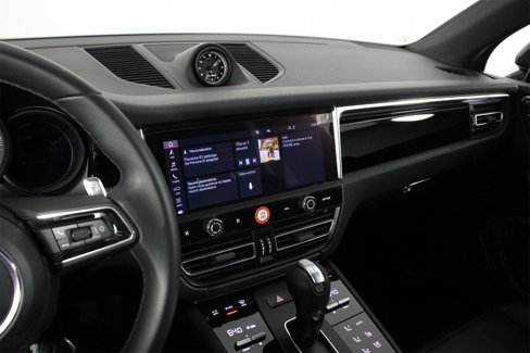 Certified 2025 Porsche Macan image 13