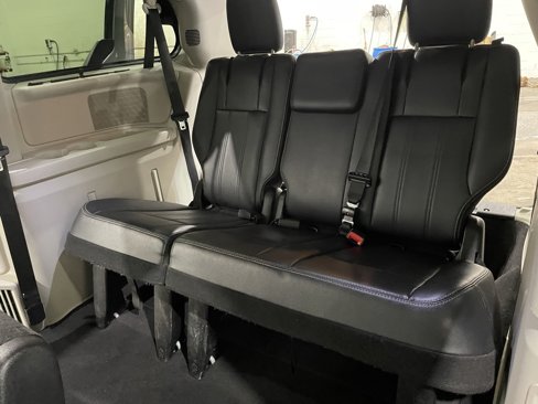 Used 2013 Chrysler Town & Country Touring-L w/ Driver Convenience Group image 20