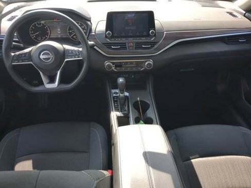 Used 2025 Nissan Altima 2.5 SV image 13