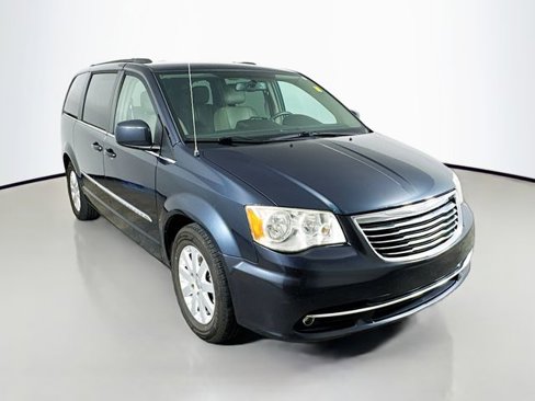 Used 2013 Chrysler Town & Country Touring image 3