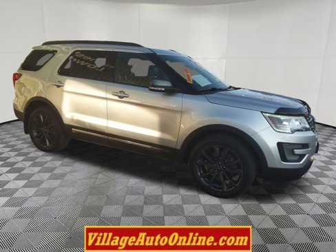 Used 2017 Ford Explorer XLT w/ Equipment Group 202A image 5